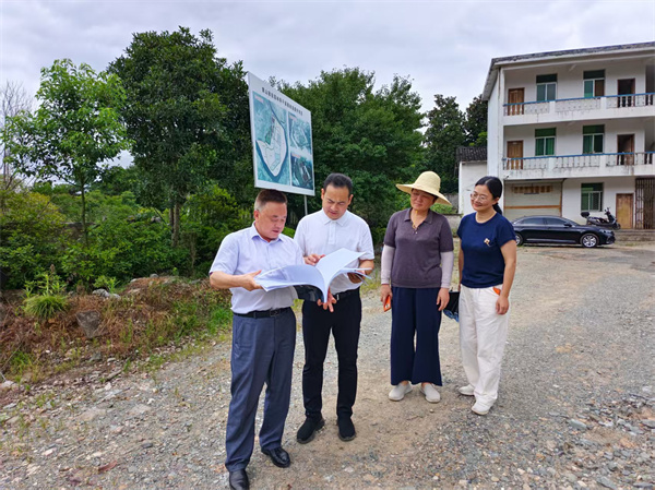 7月11日，洪董陪同县委王坤副书记一行调研斯干苗圃.jpg