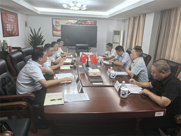 9月4日，常务副县长戴维率队拜访中国农业发展银行黄山分行，与市行行长汤高峰等举行工作会谈，双方就进一步深化政银企合作、推动重点项目融资等事宜进行深入交流。黄山徽投集团董事长洪筱明、总经理潘楷金、总经理助理方杰陪同参加。.jpg
