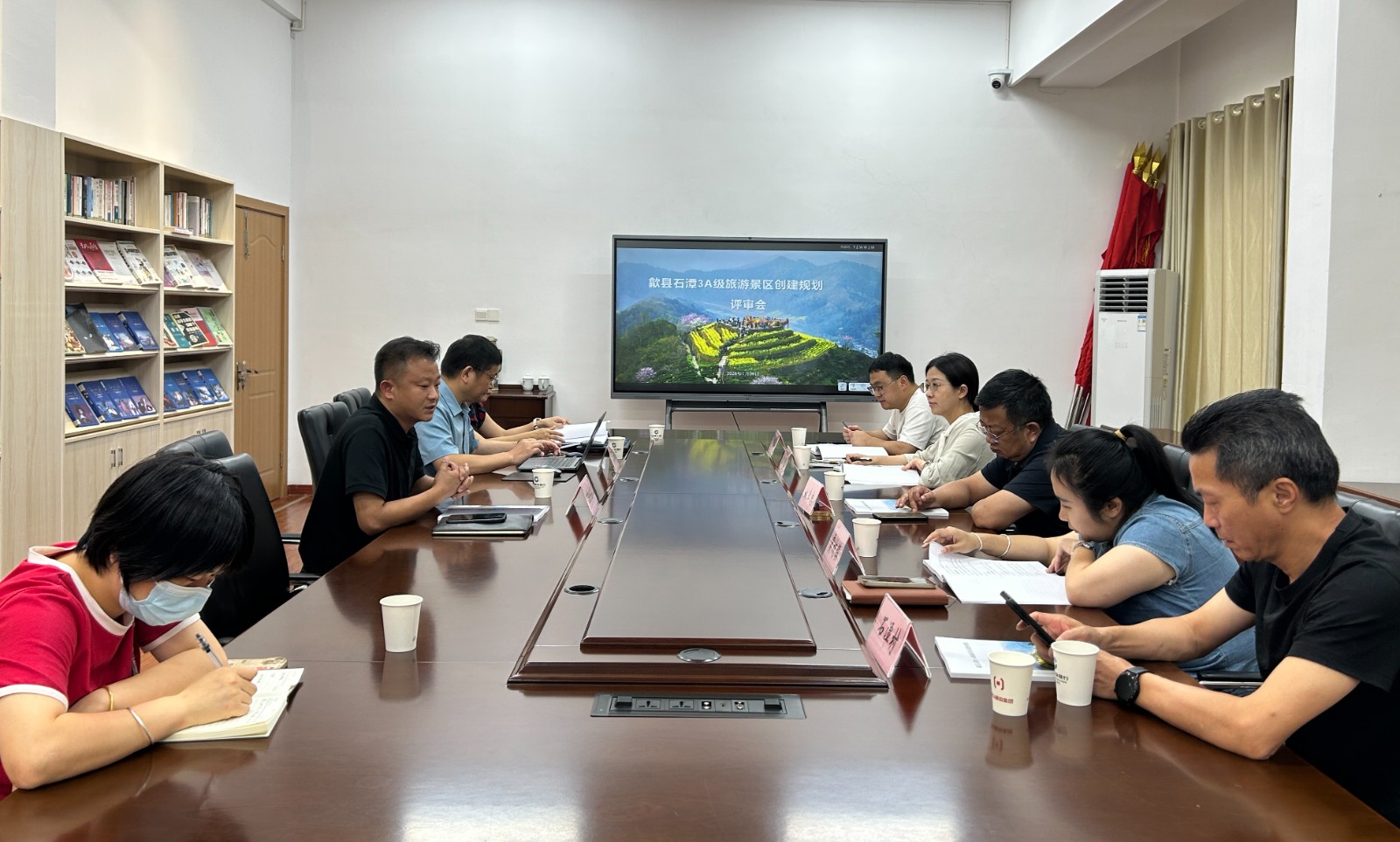 7月29日，石潭文旅公司组织召开石潭3A景区创建规划评审会，霞坑镇政府、石潭村及评审专家参会。.jpg