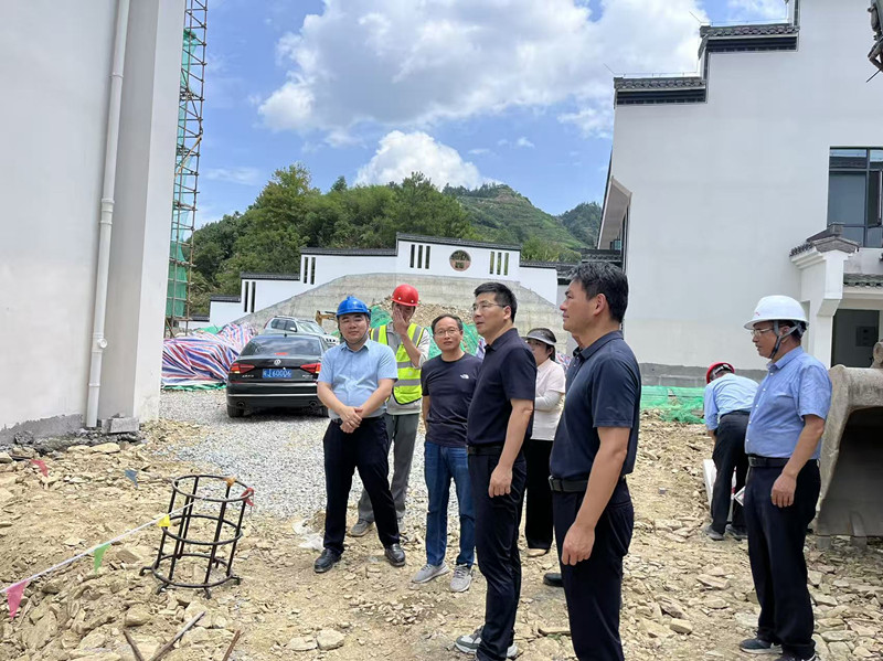 7月23日，县委常委、县长王奇勇  ，县委常委、副县长程伟，县政府办主任吴坚调研城乡供水一体化项目（昌源水厂）建设情况，并就水厂运营需要配备人员、供水覆盖范围、受益人口等进行了解，县水利局副局长吴樟寿陪同调研。_副本.jpg