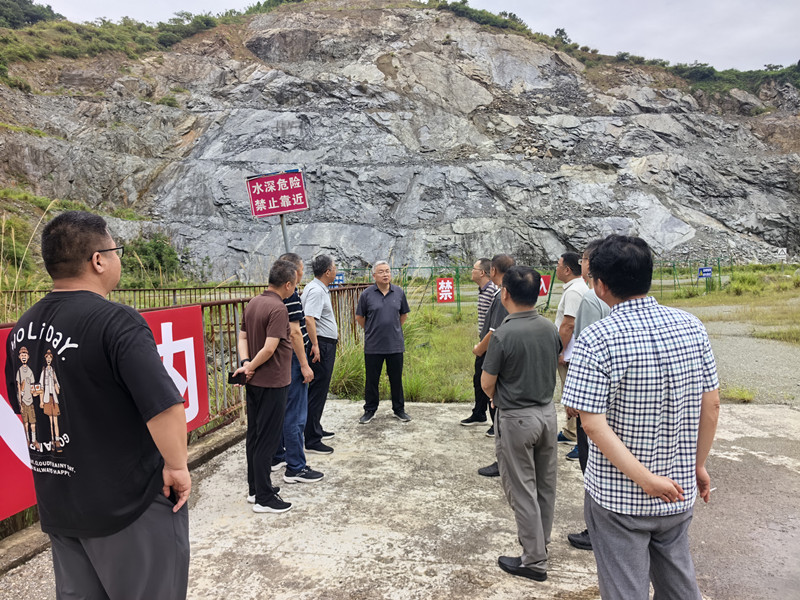 7月29日，县委熊书记实地调研610矿和扩权事项，集团领导鲍董、余总参与调研_副本.jpg