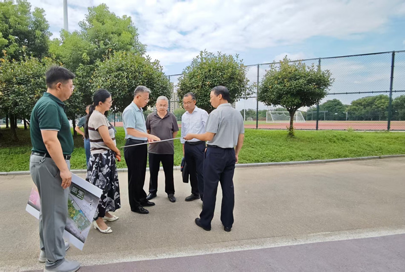 7月17日，熊书记调研歙州广场 B 区项目并召开专题会推进项目建设，鲍董、张总陪同调研。_副本.jpg