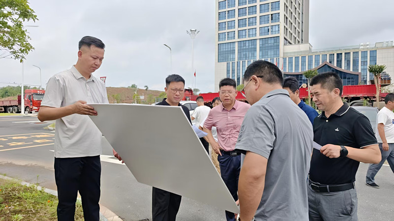 8月14日，县领导吴亮常务副县长督导富丰新城社会停车场项目_副本.jpg