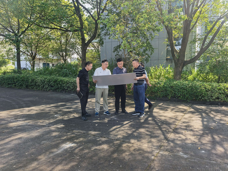8月13日，吴文斌县长到玄武岩生产加工基地项目现场调研_副本.jpg