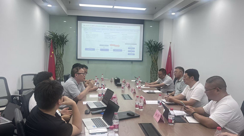 8月12日，鲍董带队赴北京赛微电子聚能创芯厂区考察，实地参观企业晶圆制造量产生产线，围绕企业产能布局、技术路线、扩产计划以及项目合作事宜座谈交流。县开发区管委会副主任黄中、开投集团等相关人员参加考察座谈。_副本.jpg