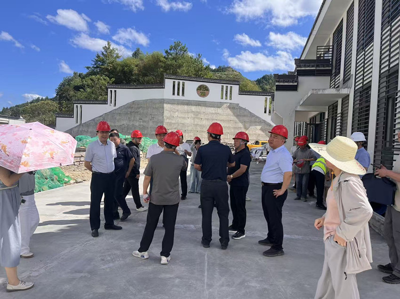 8月25日，市人大副主任洪建春带队调研昌源水厂项目建设情况2_副本.jpg