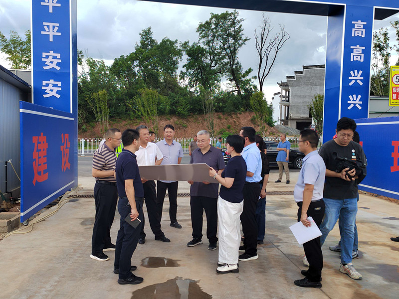 8月21日，熊书记带队调研中医院、康养中心项目，集团鲍董、余总陪同。_副本.jpg