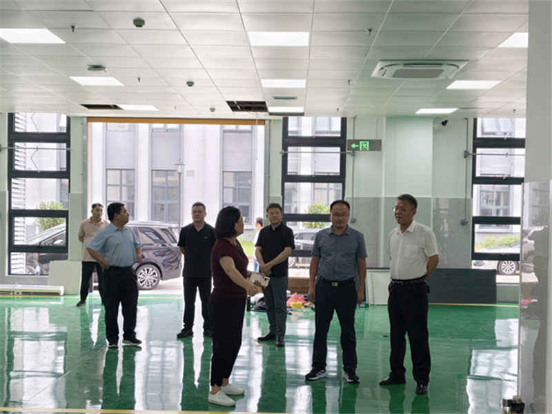8月14日下午，柯副县长现场调研指导食安公司食材配送前期准备工作，县文明办余主任、县教育局徐局长，集团鲍董陪同调研_副本.jpg