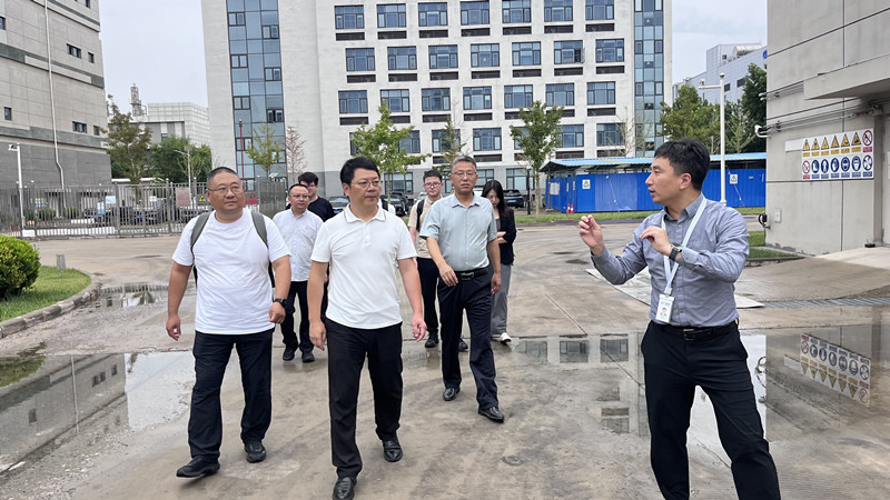 8月12日，鲍董带队赴北京赛微电子聚能创芯厂区考察，实地参观企业晶圆制造量产生产线，围绕企业产能布局、技术路线、扩产计划以及项目合作事宜座谈交流。县开发区管委会副主任黄中、开投集团等相关人员参加考察座谈。3_副本.jpg